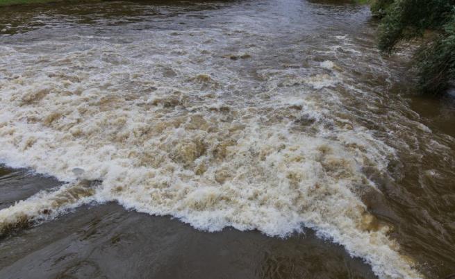 Заради валежите: Тежка обстановка в област Кърджали, преляла река разруши мост (ВИДЕО)