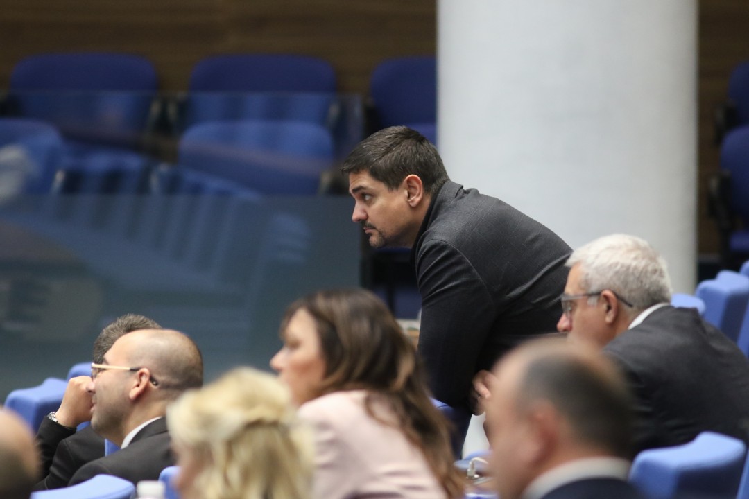 <p>Депутатите обсъждат вота на недоверие срещу кабинета &bdquo;Желязков&ldquo;.</p>