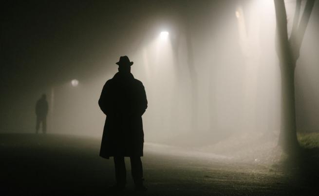 „Човекът с шапка“: Зловещата фигура, която преследва жертвите на сънната парализа