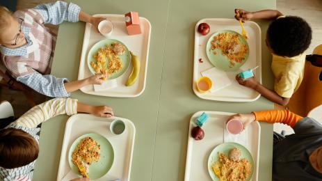 деца ядат
