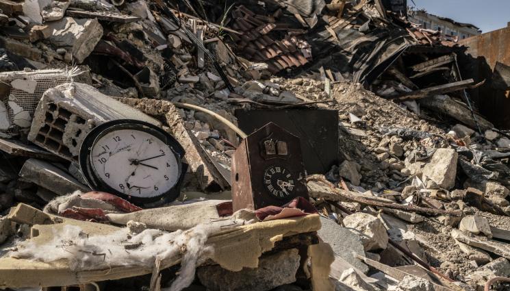 земетресение - 5 ДНИ СЛЕД ТРУСА: Извадиха жив 26-годишен мъж изпод отломките в Мианмар