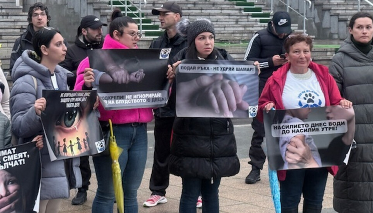 ЕДЙ - Протести срещу педофилията и насилието над деца в Бургас и София (СНИМКИ)