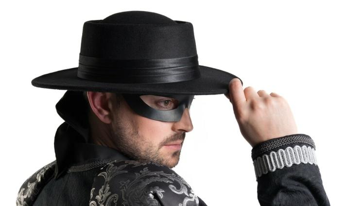 владимир зомбори - Зомбори става Зоро, тръгва на турне