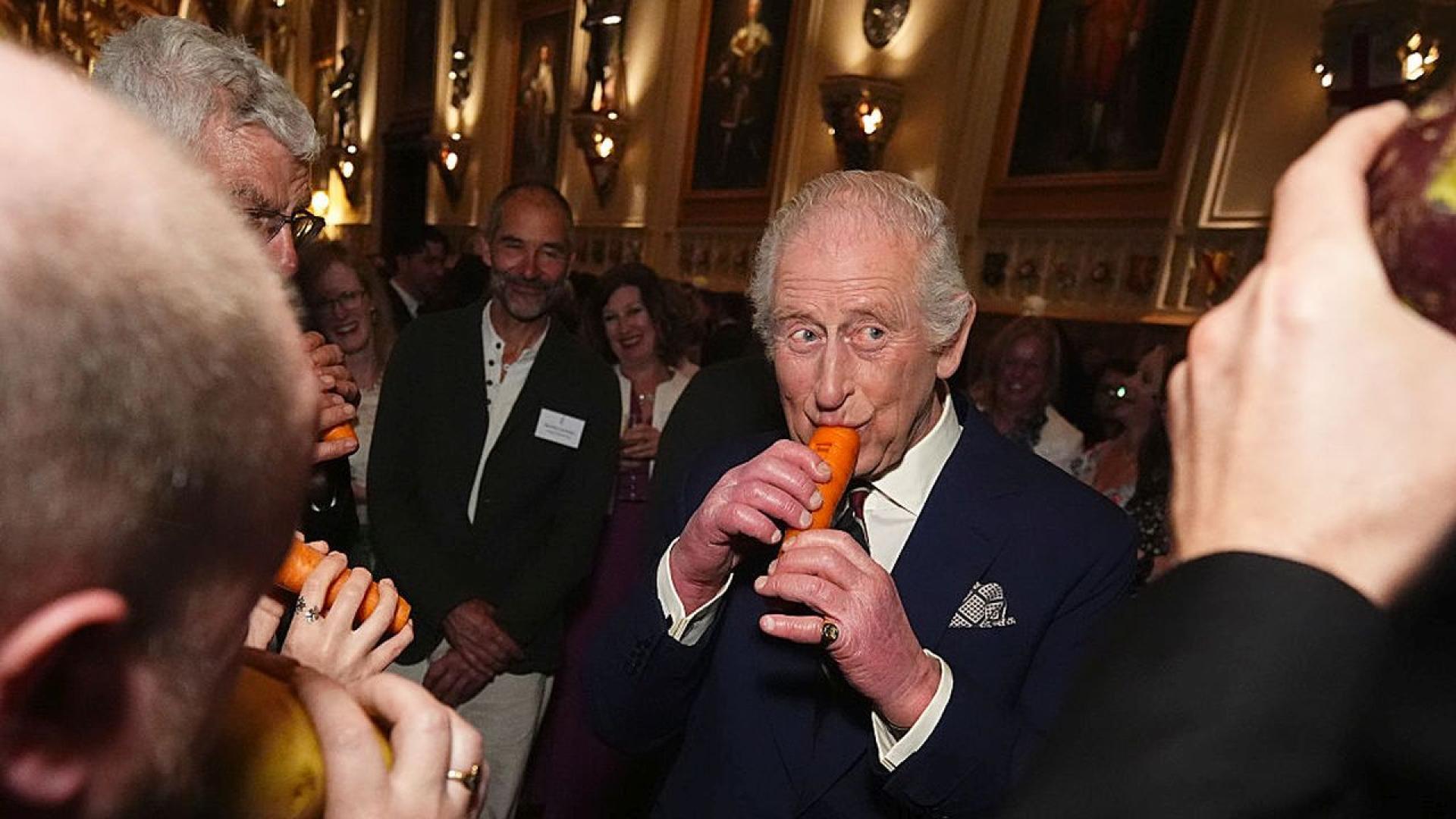 Крал Чарлз беше уловен в момент на заразителен смях докато