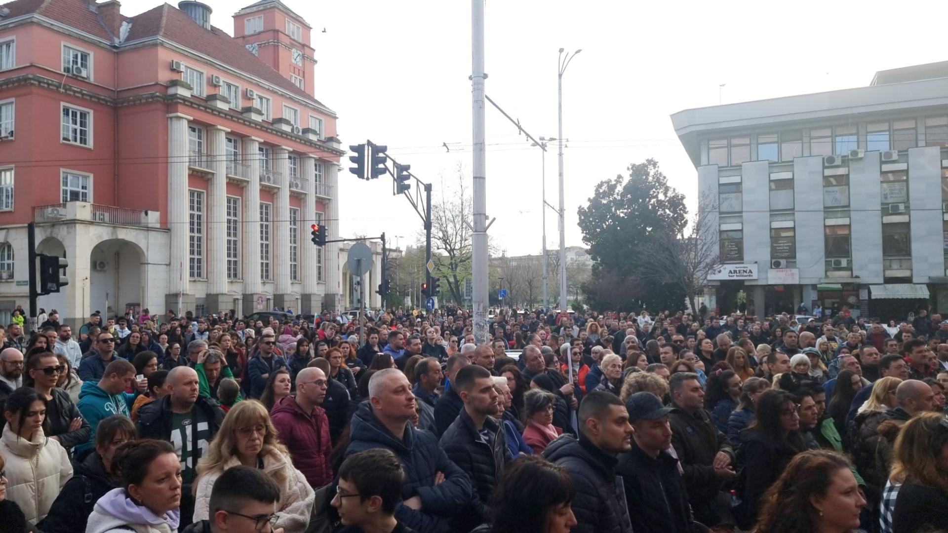 Близо два часа продължи протестът в Плевен срещу лошото състояние
