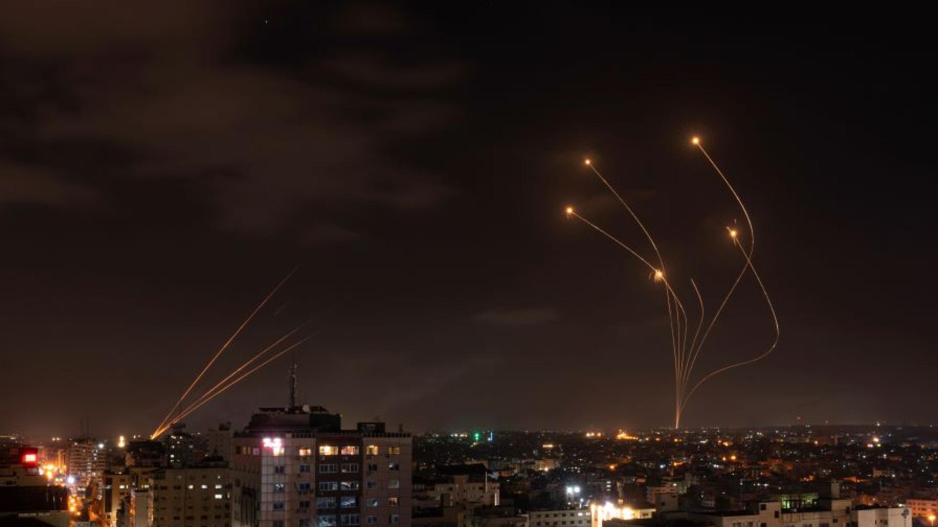 Палестинската групировка Хамас обяви че е изстреляла в неделя многобройни