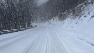 На проходите Шипка и  Хаинбоаз вали сняг Пътната настилка е