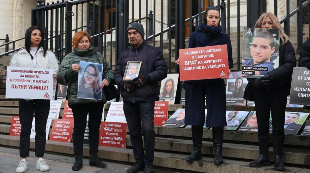 Протест срещу убийствата на пътя се провежда пред Съдебната палата