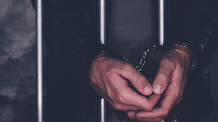 Белезници задържан