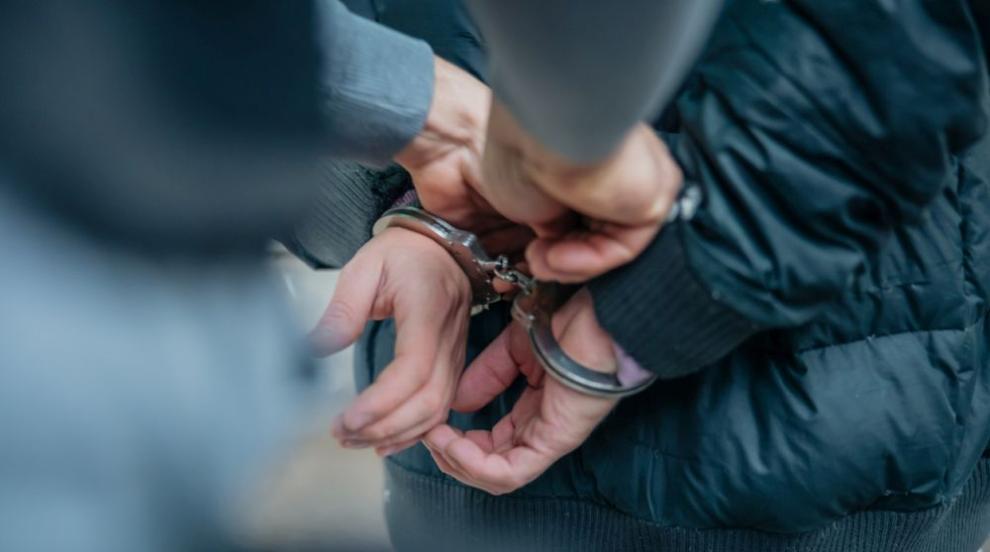 Въоръжени с мачете и лопата, трима мъже от Радомир се опитаха да избягат от органите на реда