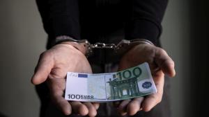 Белезници задържан