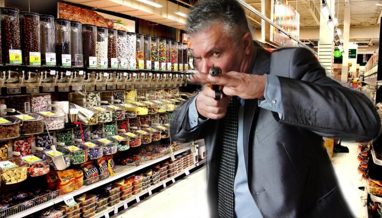 магазин пистолет - И У НАС КАТО В ДИВИЯ ЗАПАД: Бесен татко защити с пистолет щерка си!