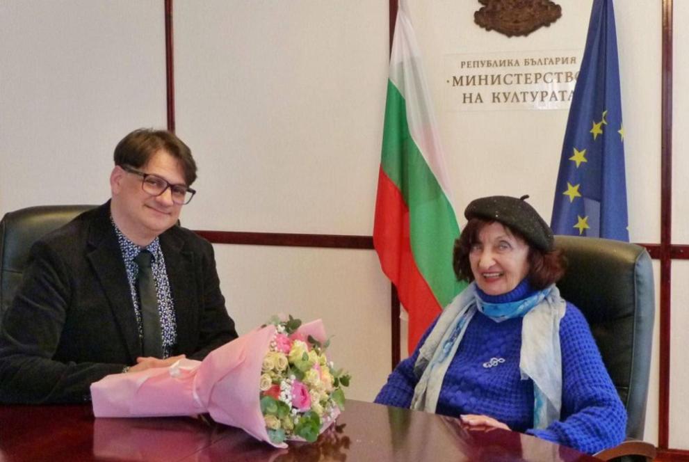 Министърът на културата Мариан Бачев разговаря в кабинета си с