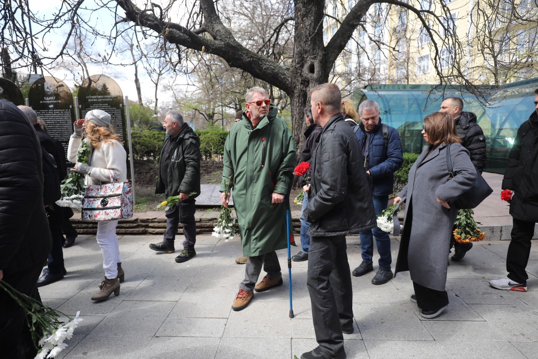 <p>Стотици творци, общественици и политици се събраха днес по обед в столичния храм &quot;Света София&quot;, за да си вземат последно сбогом с големия актьор Васил Банов. Той си отиде от този свят на 4 април на 78 години.</p>