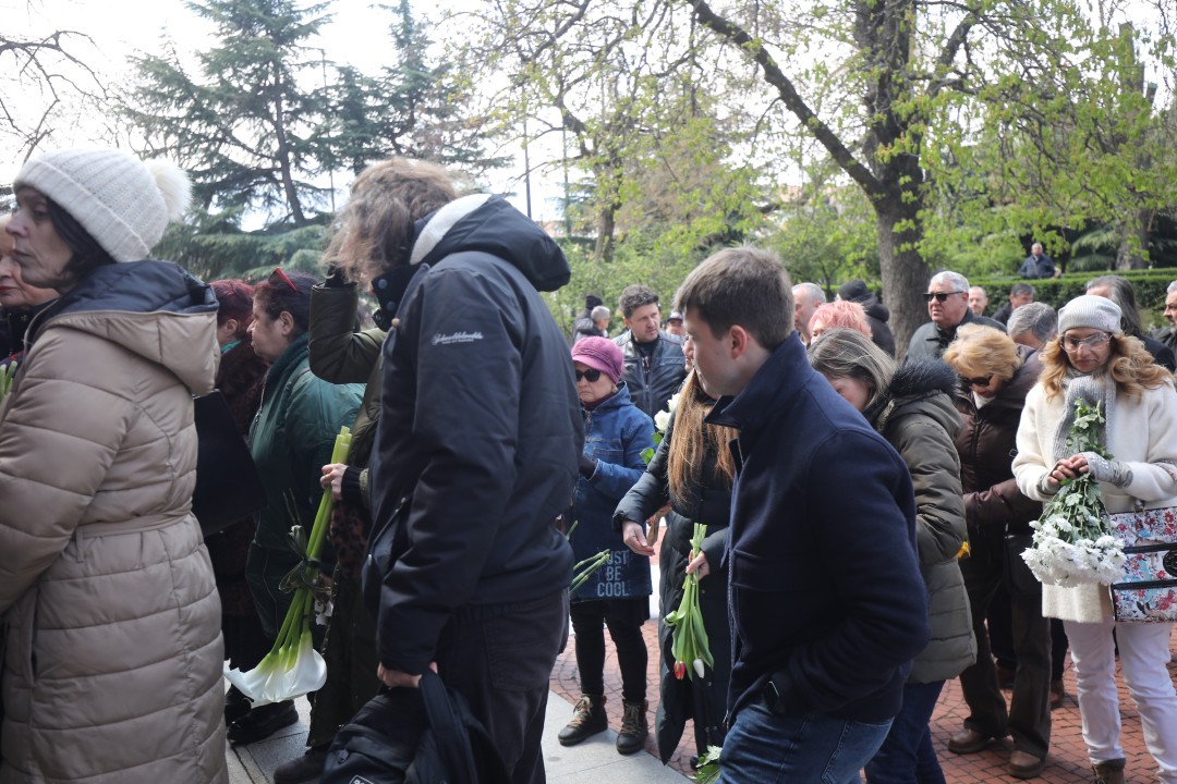 <p>Стотици творци, общественици и политици се събраха днес по обед в столичния храм &quot;Света София&quot;, за да си вземат последно сбогом с големия актьор Васил Банов. Той си отиде от този свят на 4 април на 78 години.</p>