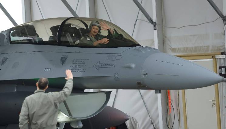 F16 - Жокера, докарал F-16,  със сребърни крила!