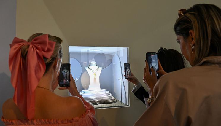 диамант - НАЙ-ДОБРИЯТ ПРИЯТЕЛ НА ЖЕНАТА: Рядък син диамант блесна в изложба (СНИМКА)