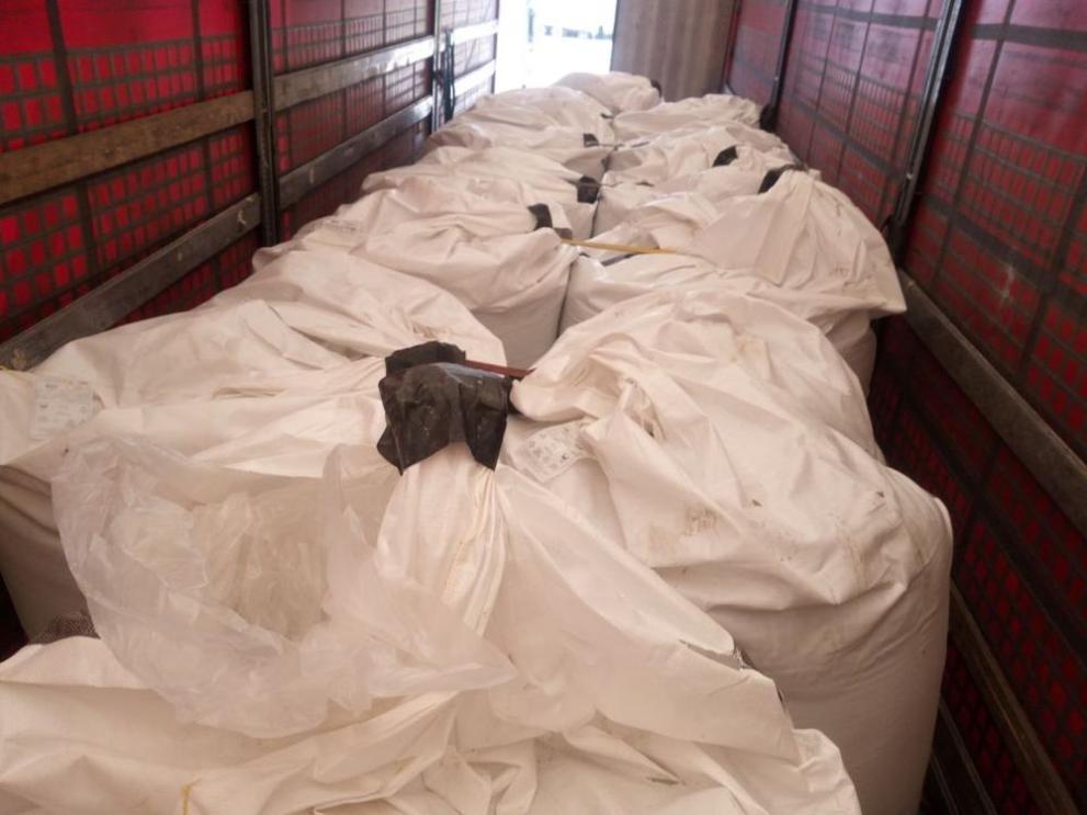 Митничари иззеха 40 000 къса цигари, заровени в чували с бентонит, съобщиха