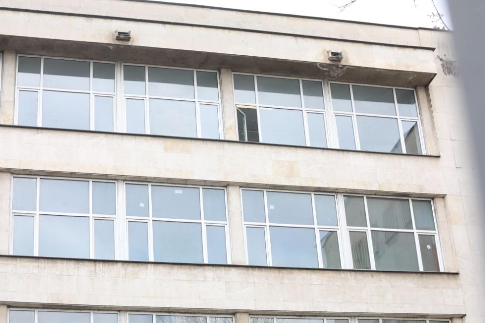 Момчето, паднало от високо в столично училище, е оперирано и настанено