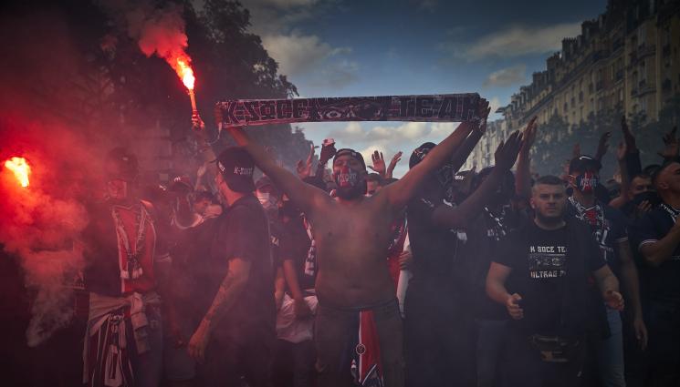 ПСЖ - Фенове на ПСЖ и Астън Вила си спретнаха як кьотек (ВИДЕО)