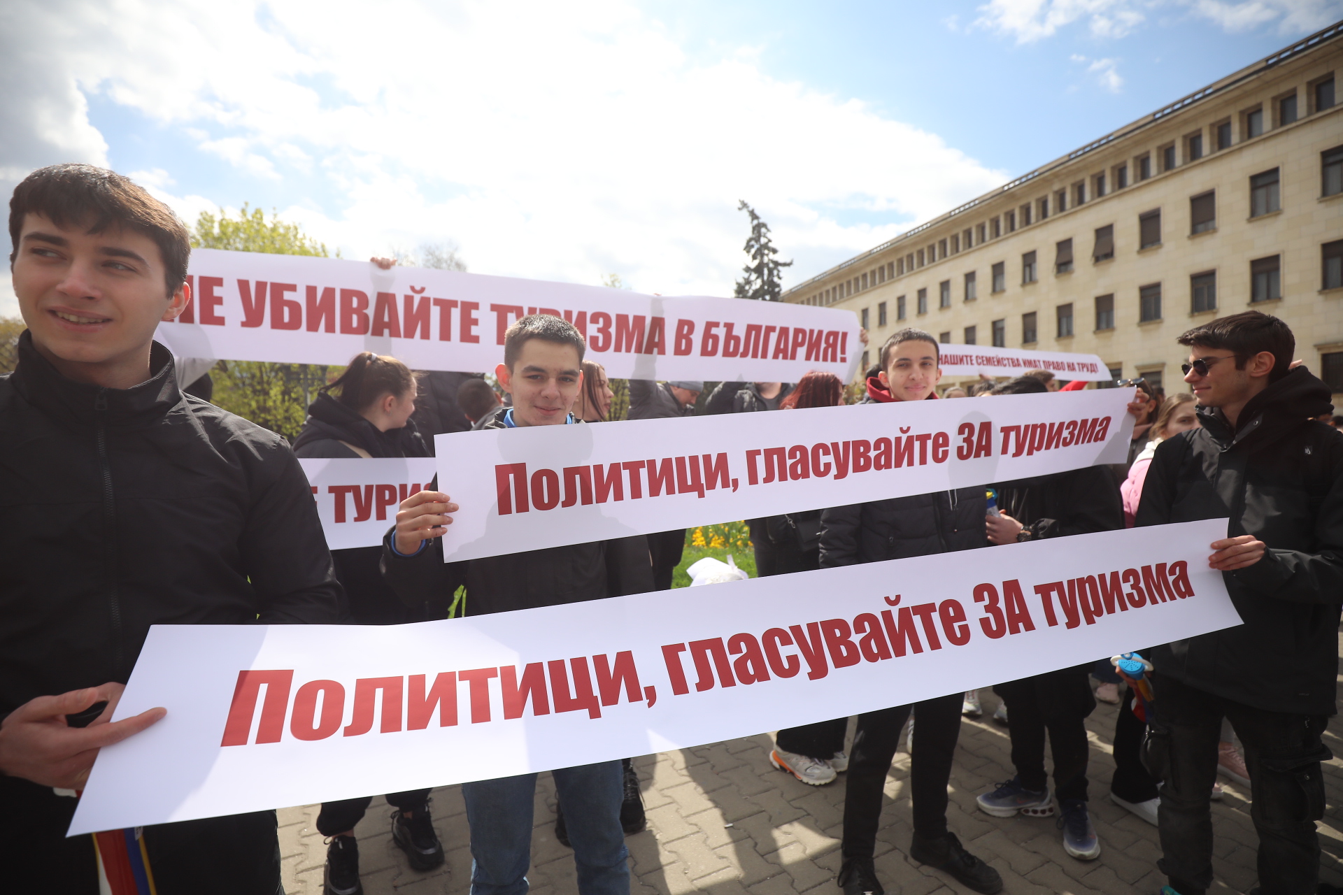 <p>Обединеният туристически бранш продължава с протестите срещу връщането на ставката от 9% ДДС за ресторантьорския сектор, която го поставя в неблагоприятна позиция спрямо държавите, с които се конкурираме в туризма. От 15 часа днес на площад &quot;Александър Батенберг&quot; в София ще се проведе националният протест, който ще продължи до 19 часа. Това съобщиха от Сдружение на заведенията в България. Те поясняват, че за този период заведенията в София ще затворят.</p>
