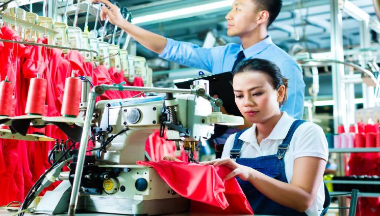 китайски стоки - Евтини дрехи и бензин след митата на Тръмп