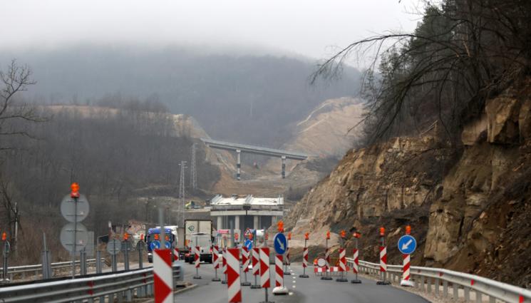 а - АБСУРДНО: Некадърни взривове държат главен път затворен!