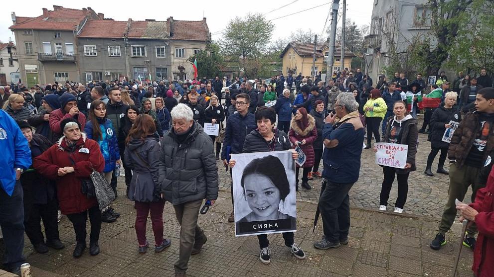 Два паралелни протеста, в памет на Сияна и други деца, загинали