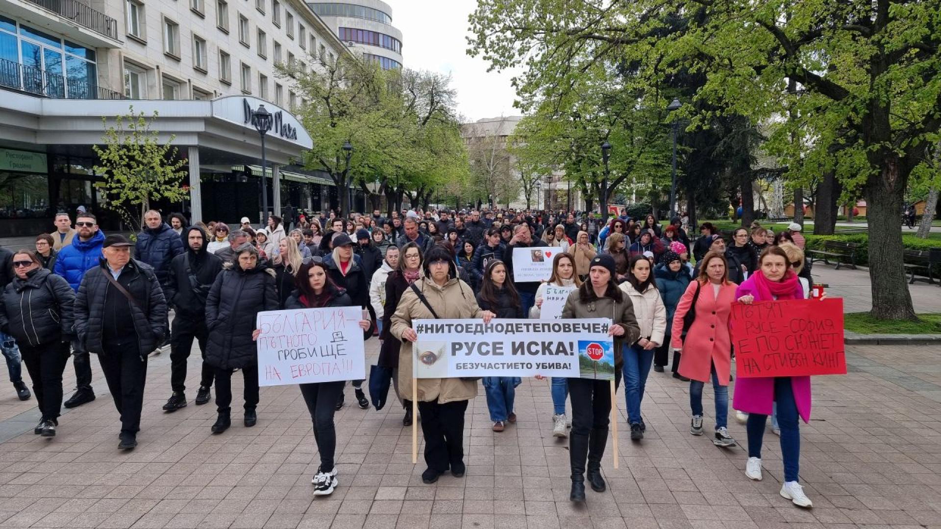 Всъботния ден десетки пловдивчани излязоха на протестно шествие заради войната