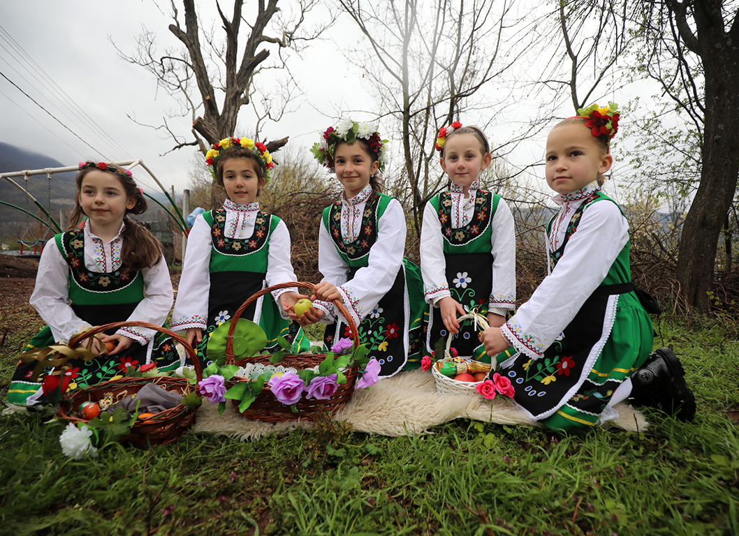 <p>На Лазаровден, малки лазарки в село Гара Бов обиколиха къщите за здраве.</p>
