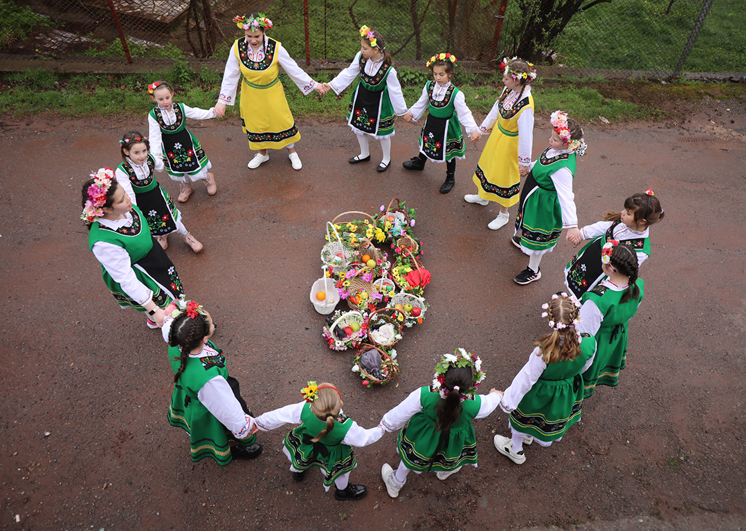 <p>На Лазаровден, малки лазарки в село Гара Бов обиколиха къщите за здраве.</p>