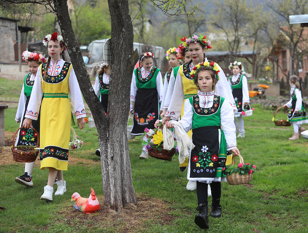 <p>На Лазаровден, малки лазарки в село Гара Бов обиколиха къщите за здраве.</p>