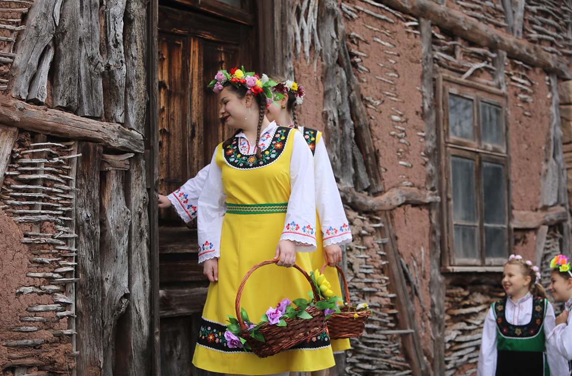 <p>На Лазаровден, малки лазарки в село Гара Бов обиколиха къщите за здраве.</p>