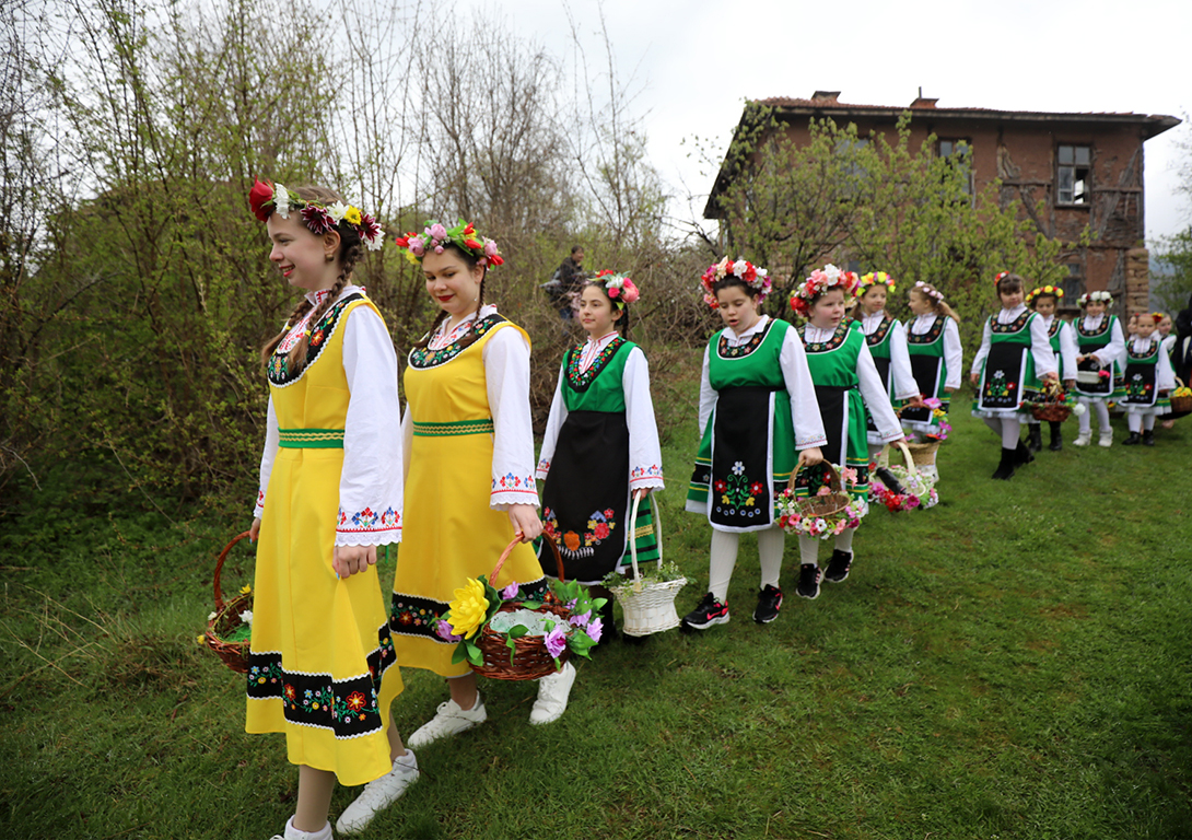 <p>На Лазаровден, малки лазарки в село Гара Бов обиколиха къщите за здраве.</p>