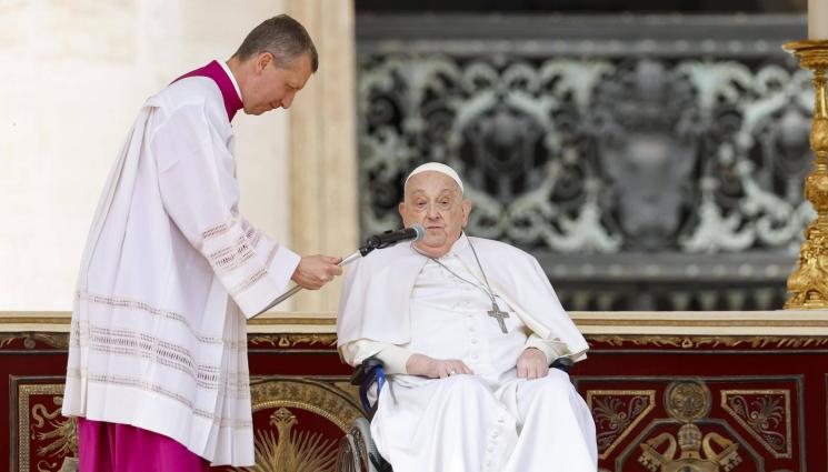 папа франциск - Папата зарадва тълпата на площада във Ватикана