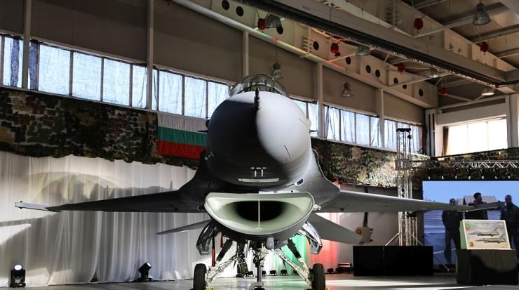 Първият български изтребител F 16 Block 70 беше посрещнат официално