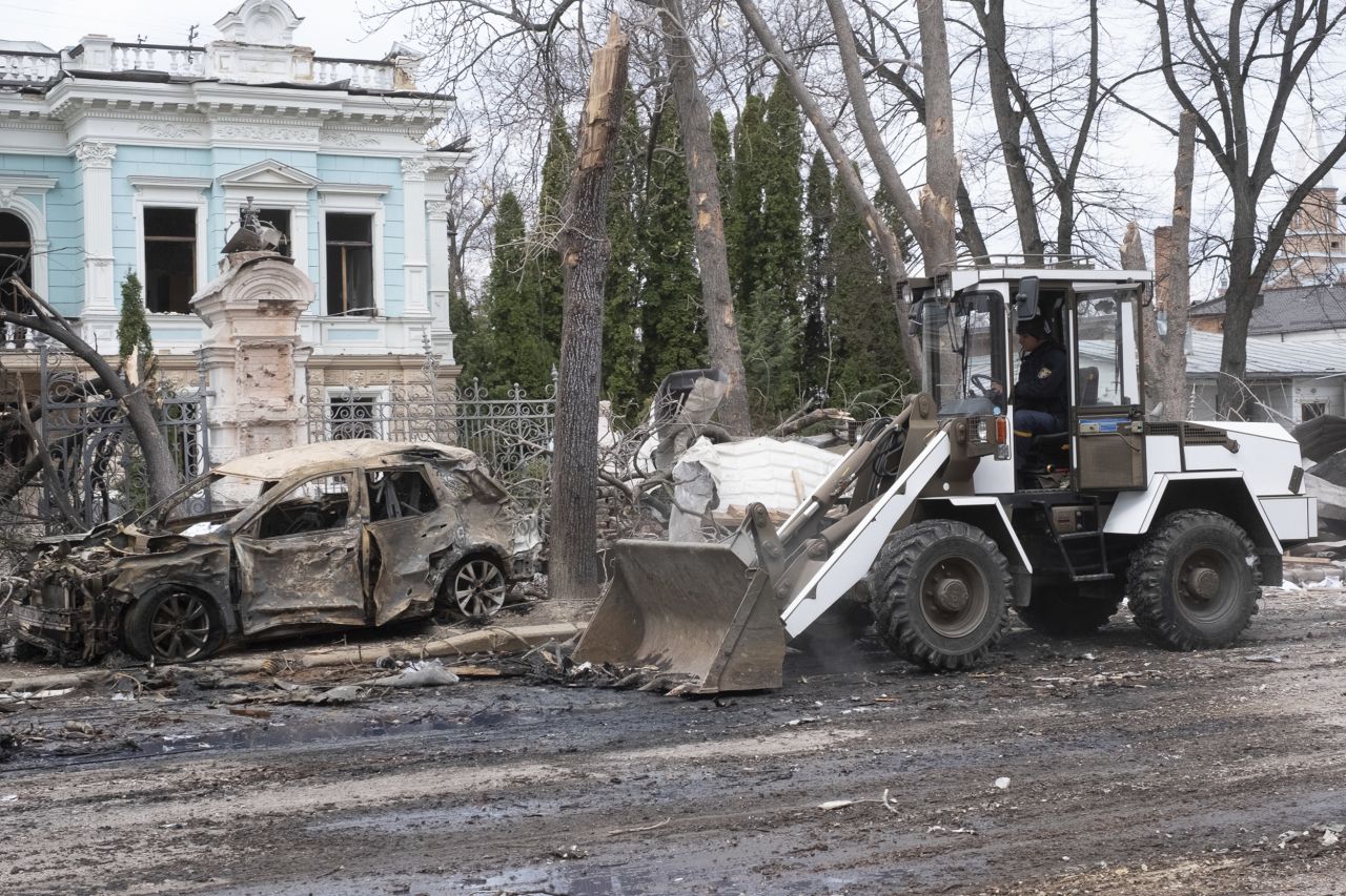 <p>Най-малко 34&nbsp;души са убити, а 110 са ранени при руския удар с балистични ракети над украинския град Суми тази сутрин. Президентът Володимир Зеленски осъди атаката, която е една от най-смъртоносните над Украйна тази година, и призова за силна международна реакция срещу Москва.</p>