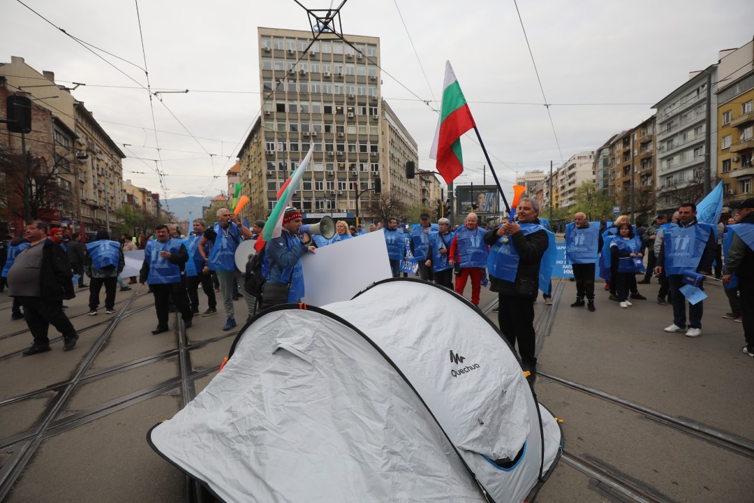 <p>Започна протестът на работещите в градския транспорт в София. Акцията е част от националния протест под надслов &bdquo;Достоен труд &ndash; достойно заплащане! Без транспорт няма икономика!&ldquo;</p>