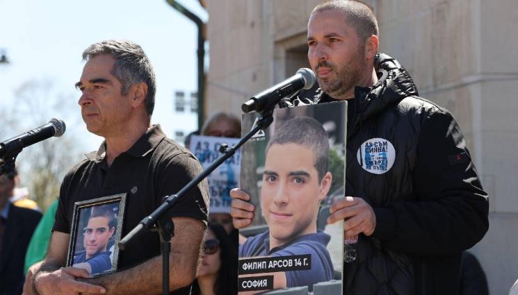 протест Сияна - СЛЕД ТРАГЕДИЯТА: Бащата на Сияна зове за закон за отговорност на чиновниците