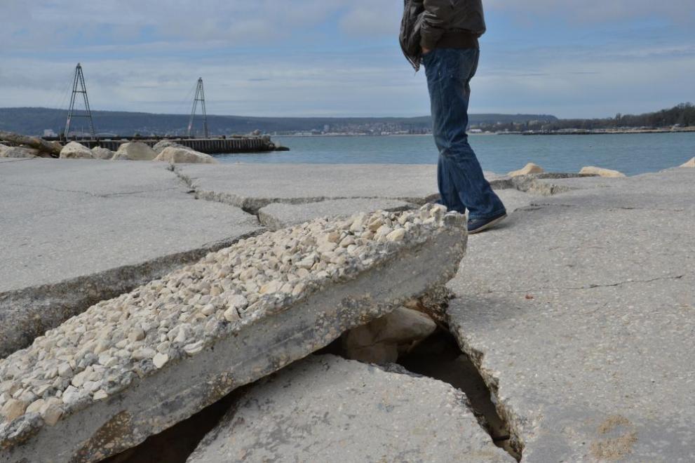 Емблематичната 3-та буна във Варна - едно от любимите места