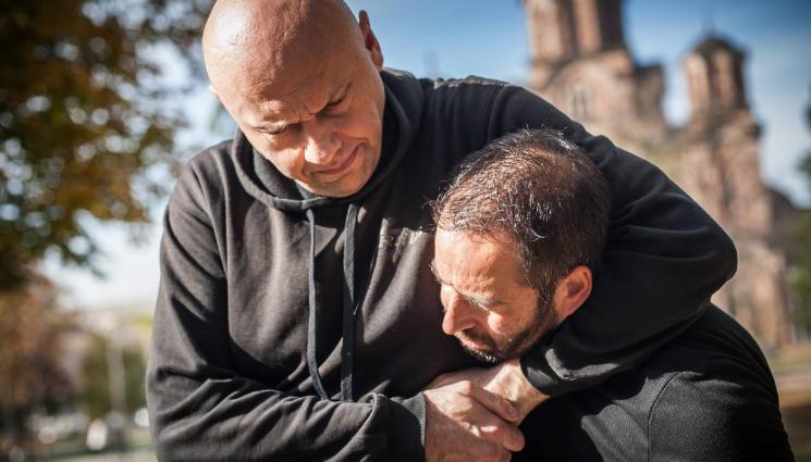 д - ВЪРЗАХА МУ ТЕНЕКИЯ: Пребиха мъж, отишъл на хомосексуална среща