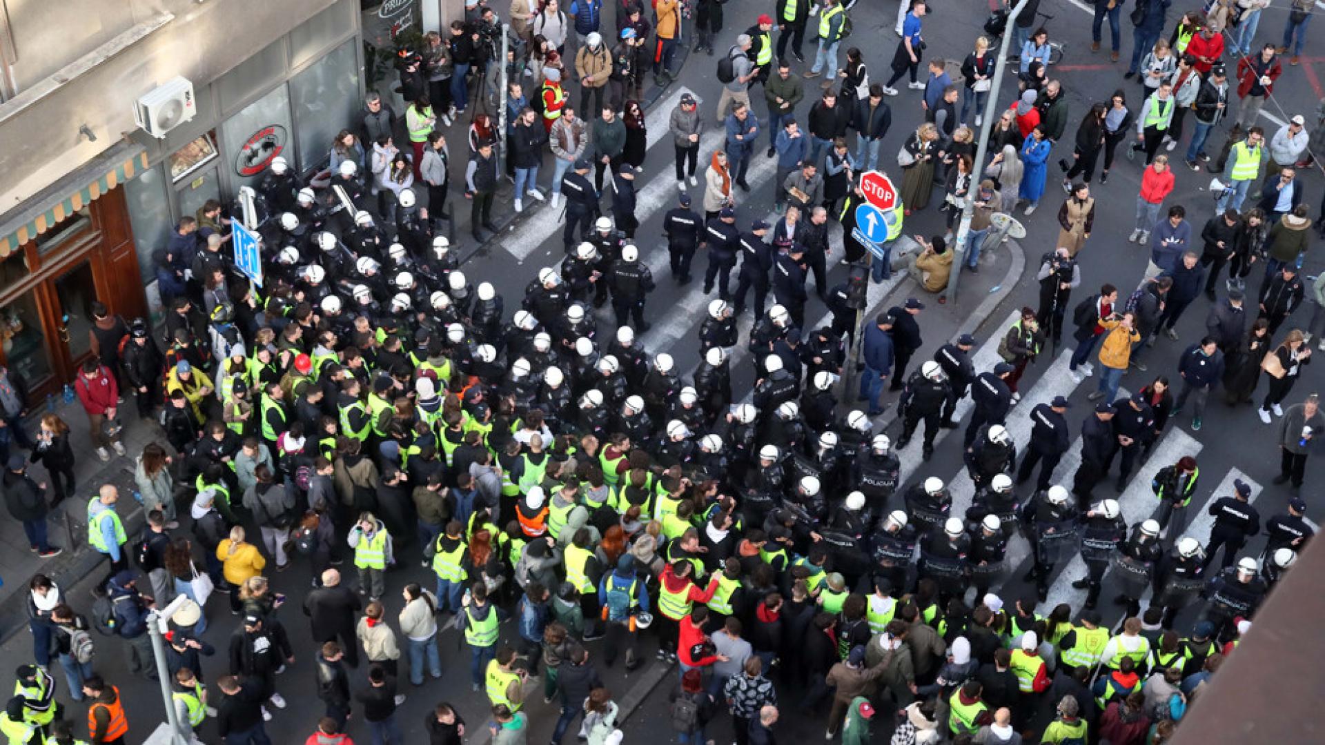Студенти влязоха в сблъсъци с полицията след като блокираха кръстовището