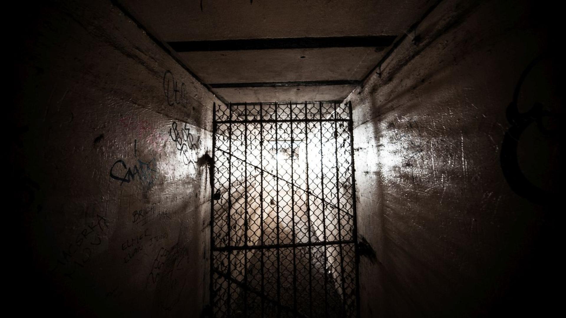 Следователи откриха мрежа от тайни затворнически килии когато разбиха наскоро