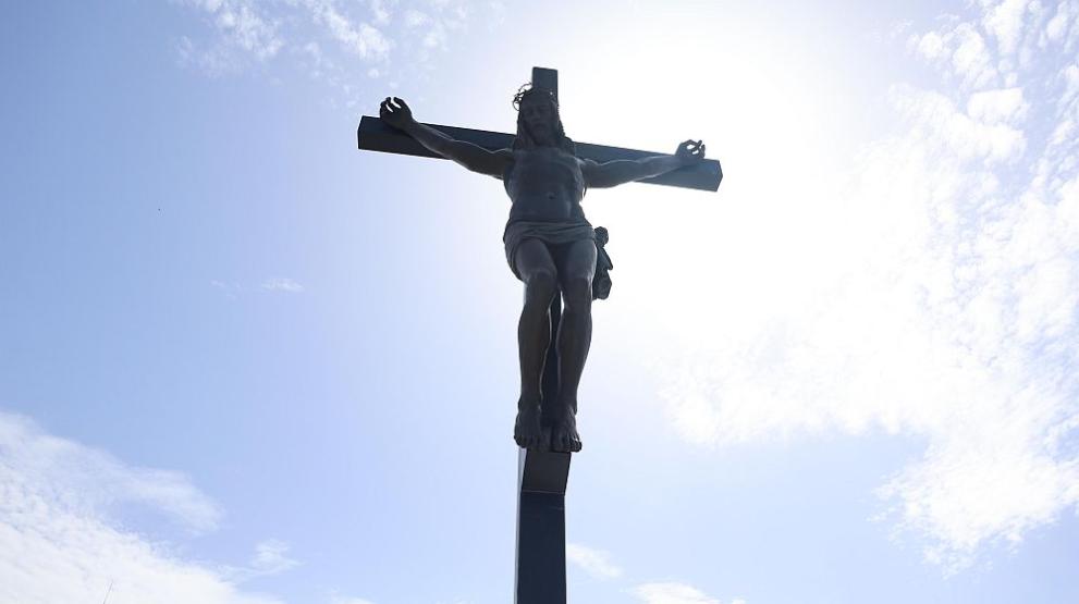 Огромен кръст с разпънат на него Исус Христос е поставен