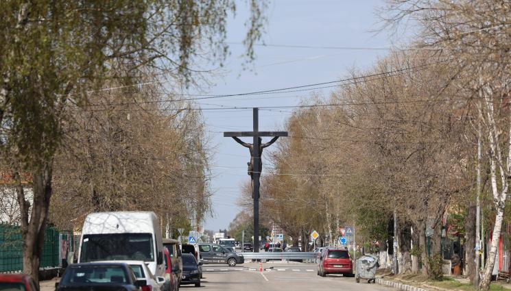 христосЕлинПелин - Издигнаха 12-метров кръст с разпнат Христос в Елин Пелин (СНИМКИ)