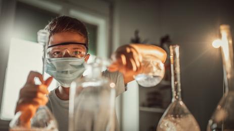 момче лаборатория химия експеримент