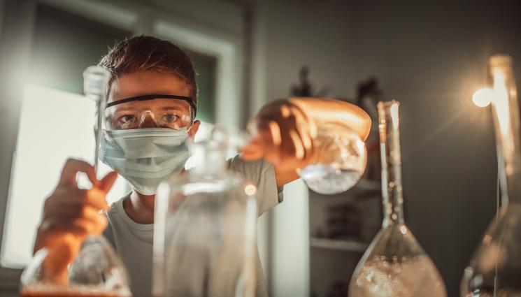 момче лаборатория химия експеримент - Обискираха дома на тийнейджър, заподозрян в производството на биологично оръжие