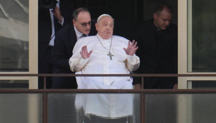 Папа Франциск - Папа Франциск влезе в затвора в Рим (СНИМКИ)