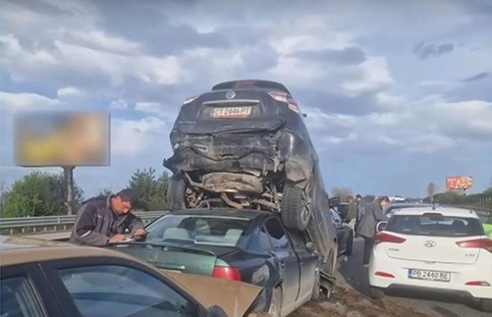 Верижна катастрофа е станала на 7-ия км на автомагистрала Тракия, съобщиха очевидци