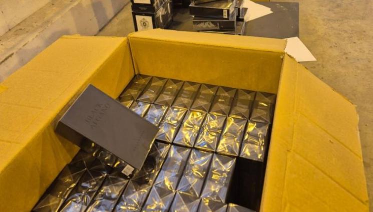 парфюми - Сгащиха фейк парфюми на столичната митница